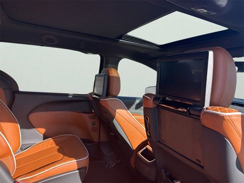 New 2026 Chrysler Pacifica Pinnacle image 17