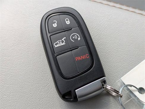 Used 2021 Jeep Cherokee Latitude Lux w/ Comfort/Convenience Group image 32