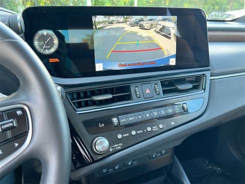 Certified 2025 Lexus ES 300h w/ Premium Package image 16