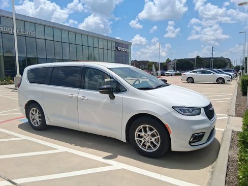 Used 2024 Chrysler Pacifica Touring-L FWD image 16