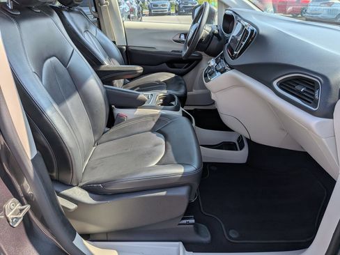 Used 2023 Chrysler Pacifica Touring-L FWD image 36