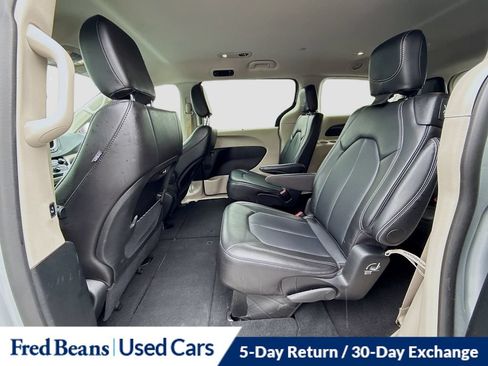 Used 2024 Chrysler Pacifica Touring-L FWD image 31