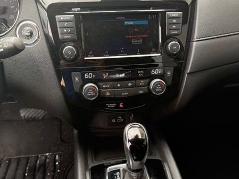 Used 2020 Nissan Rogue SV image 10