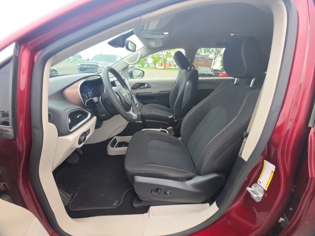 Used 2023 Chrysler Voyager LX FWD image 12