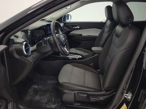Used 2025 Chevrolet Trax LT w/ LT Convenience Package FWD image 11