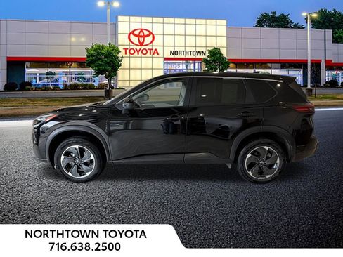 Used 2024 Nissan Rogue SV image 2