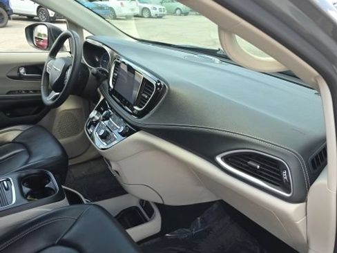 Used 2023 Chrysler Pacifica Touring-L FWD image 34