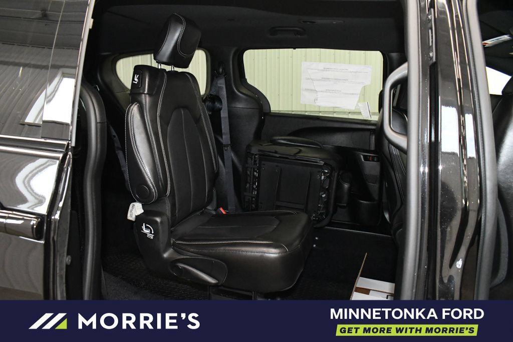 Used 2026 Chrysler Pacifica Select w/ S Appearance Package FWD image 25