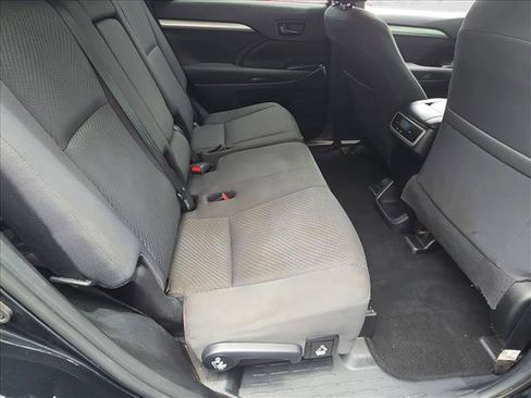 Used 2019 Toyota Highlander LE FWD image 19