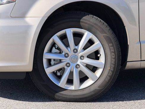 Used 2016 Chrysler Town & Country Limited Platinum FWD image 10