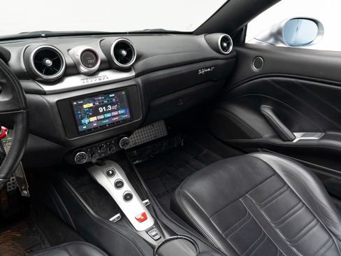Used 2016 Ferrari California T RWD image 22