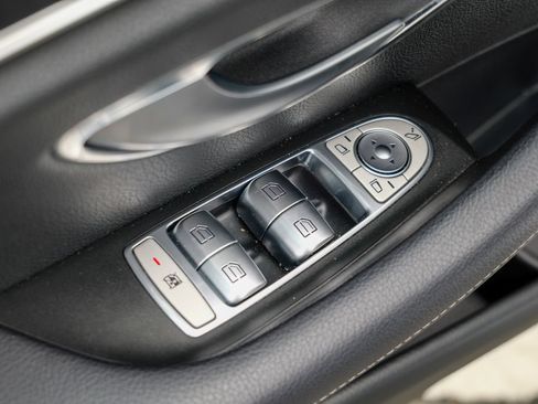 Used 2018 Mercedes-Benz E 400 4MATIC Wagon image 18