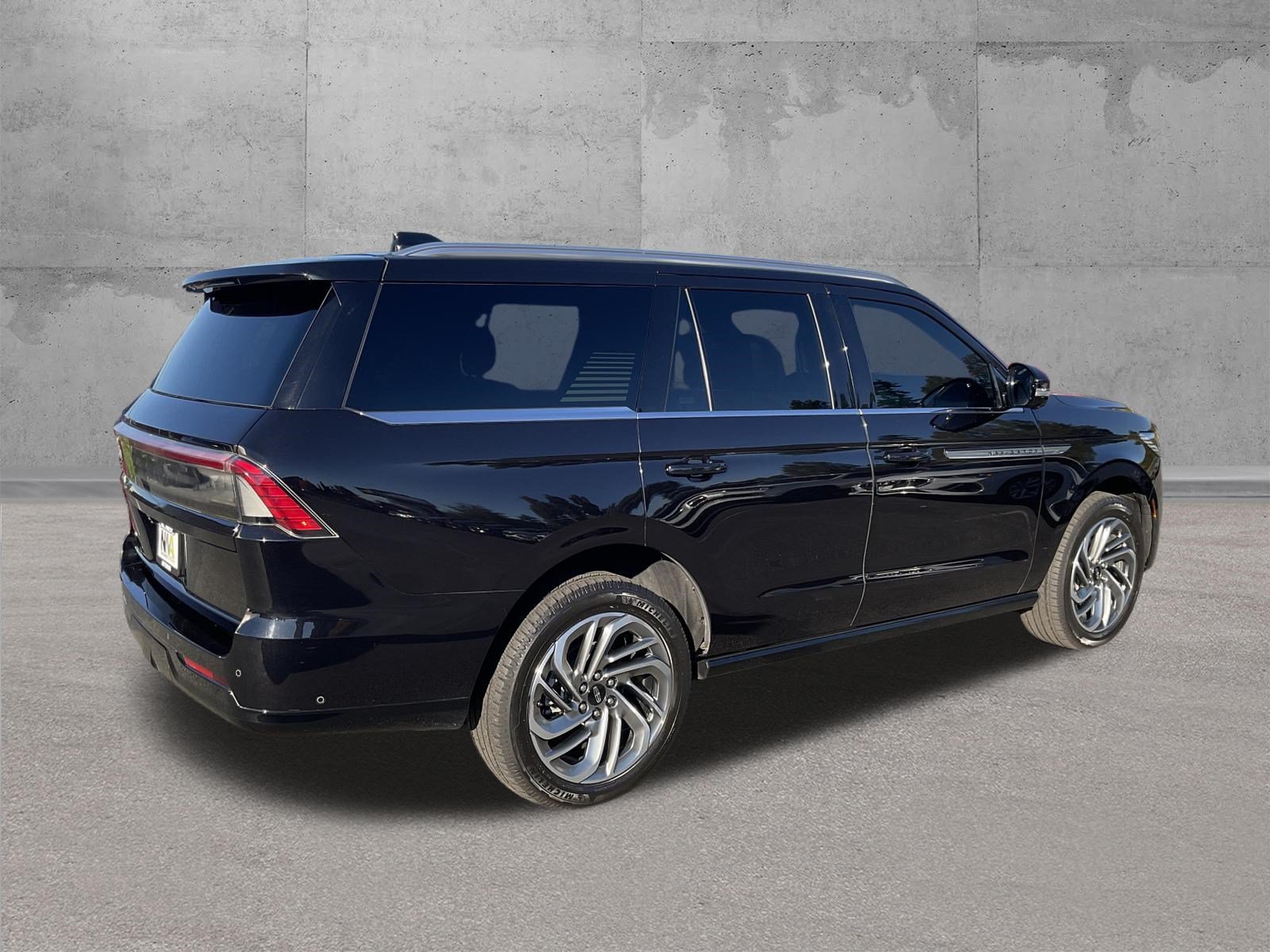 Used 2025 Lincoln Navigator Reserve AWD/4WD image 3