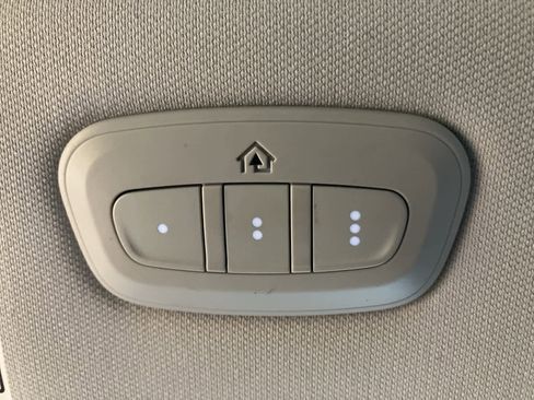 Used 2019 Jeep Cherokee Latitude Plus w/ Comfort/Convenience Group image 24