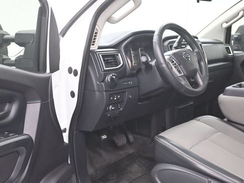 Used 2017 Nissan Titan S AWD/4WD image 11