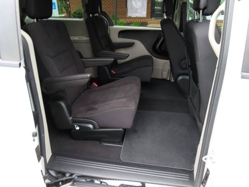 Used 2018 Dodge Grand Caravan SE FWD image 21
