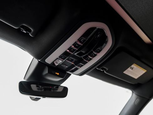 Used 2023 Porsche Macan Turbo image 37