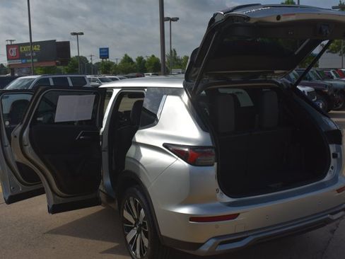 Used 2025 Mitsubishi Outlander SE FWD image 17