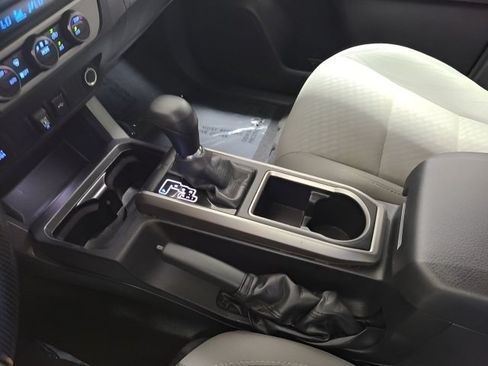 Used 2021 Toyota Tacoma SR5 AWD/4WD image 31