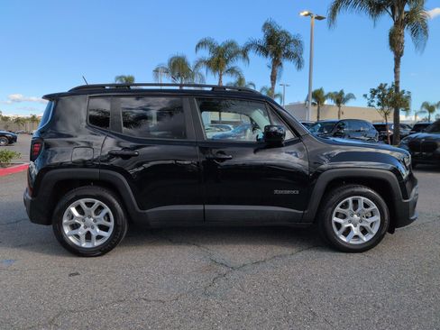 Used 2016 Jeep Renegade Latitude w/ Popular Equipment Group image 11