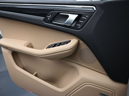 Certified 2025 Porsche Macan AWD/4WD image 26