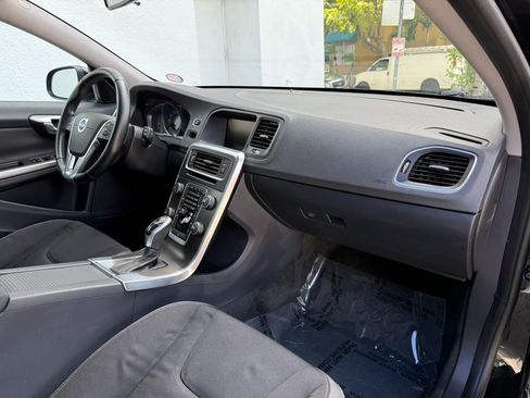 Used 2015 Volvo V60 T5 image 12
