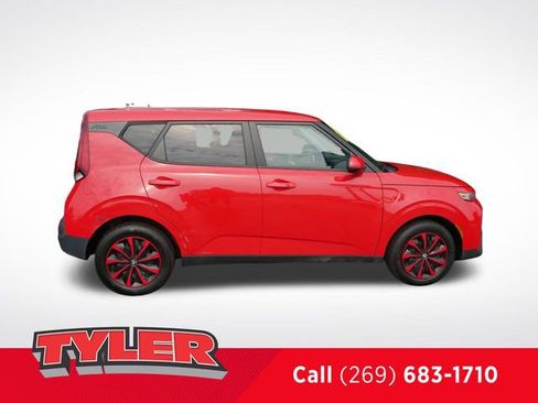 Used 2022 Kia Soul LX image 9