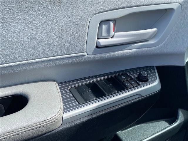 Used 2025 Toyota Sienna LE FWD image 9