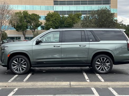 Used 2023 Cadillac Escalade ESV Sport w/ Touring Package image 7