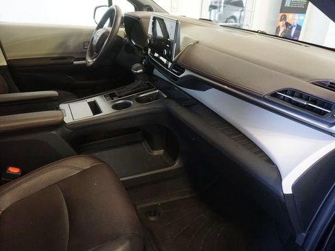 Used 2024 Toyota Sienna Platinum AWD/4WD image 26