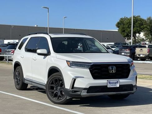 Used 2025 Honda Pilot Touring image 2