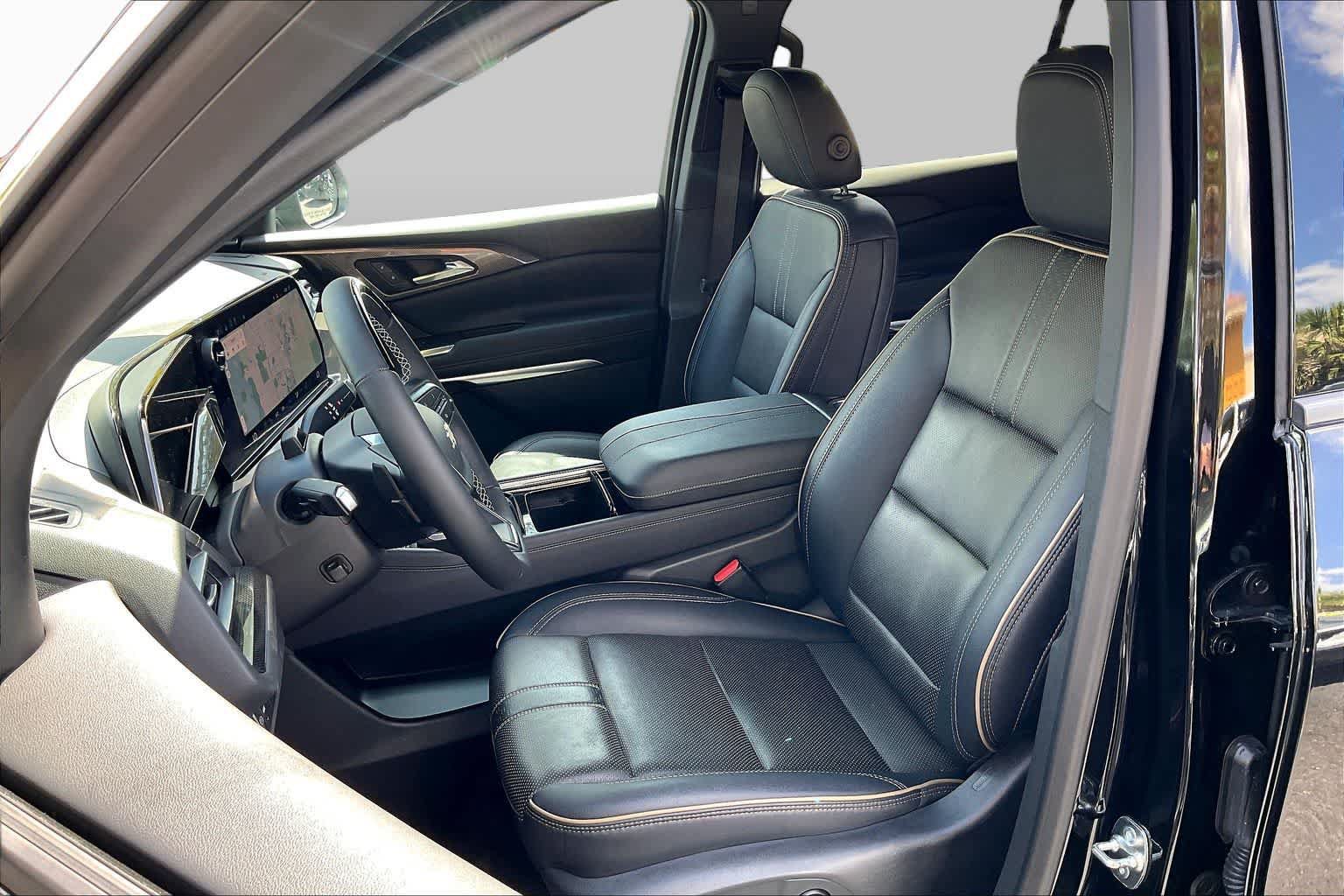 Used 2025 Chevrolet Traverse High Country w/ LPO, Floor Liner Package FWD image 68
