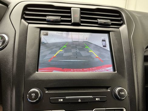 Used 2018 Ford Fusion SE w/ Equipment Group 201A FWD image 5