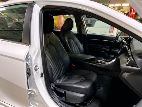 Used 2024 Toyota Camry SE image 11