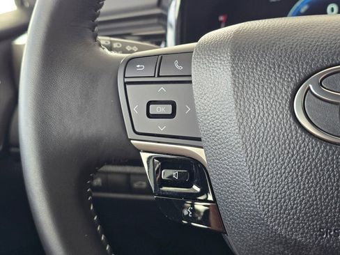 Used 2025 Toyota Camry SE image 28