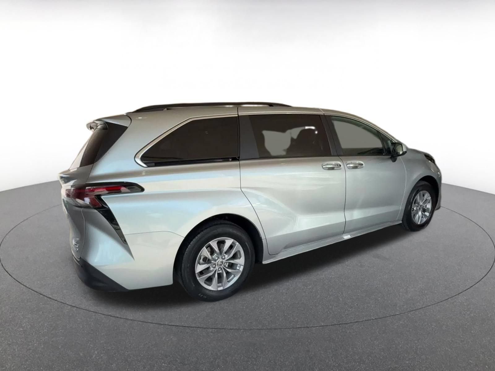 Used 2024 Toyota Sienna XLE FWD image 14