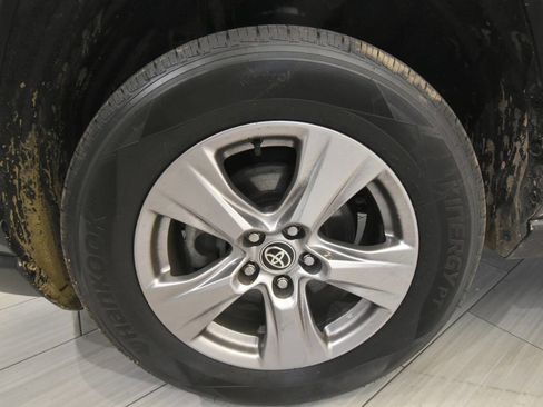 Used 2022 Toyota RAV4 XLE w/ Convenience Package AWD/4WD image 11