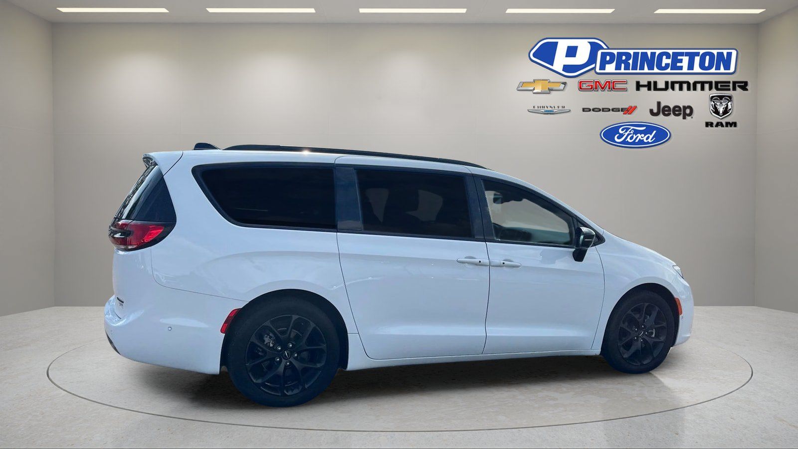Used 2024 Chrysler Pacifica Limited w/ Uconnect Theater Family Group FWD image 8