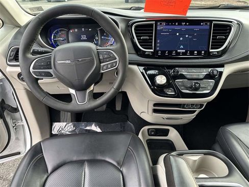 Used 2024 Chrysler Pacifica Select image 17
