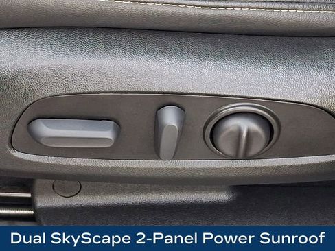 Used 2023 Chevrolet Traverse LT w/ LT Premium Package image 19