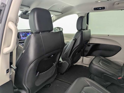 Used 2022 Chrysler Pacifica Touring-L FWD image 18