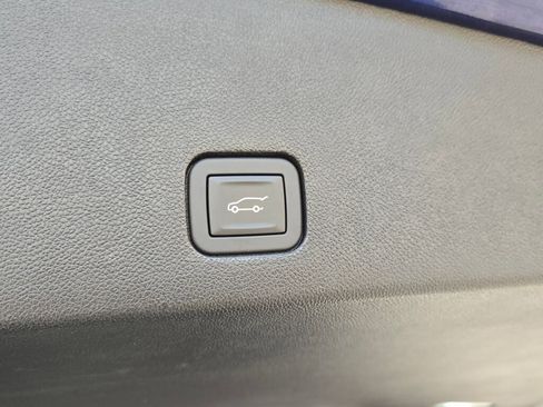 Used 2025 Cadillac XT6 Premium Luxury image 18