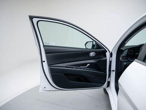 Used 2025 Hyundai Elantra SEL image 22