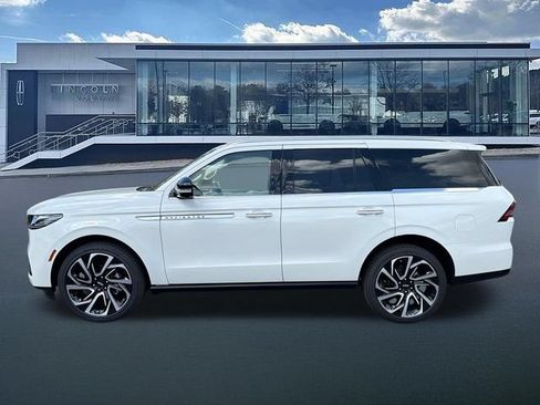 New 2027 Lincoln Navigator Reserve AWD/4WD image 4