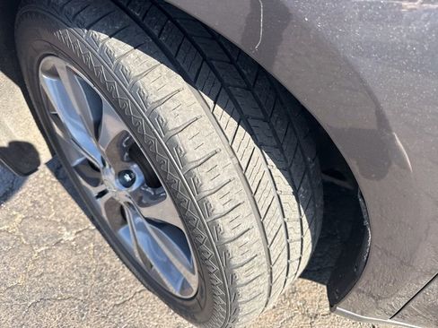 Used 2017 Chrysler Pacifica Limited w/ UConnect Theater Package image 3