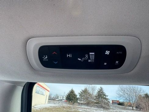 Used 2024 Chrysler Pacifica Touring-L image 8