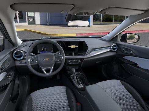 Used 2026 Chevrolet Trax LT w/ LT Convenience Package FWD image 16