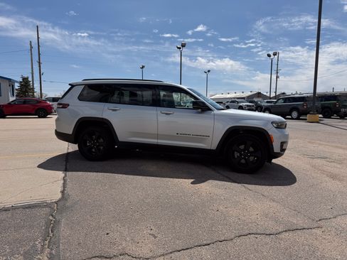 Used 2023 Jeep Grand Cherokee L Laredo AWD/4WD image 5
