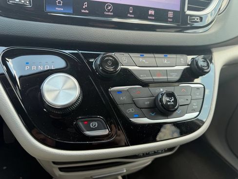 Used 2023 Chrysler Pacifica Touring-L FWD image 5