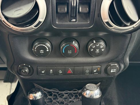 Used 2015 Jeep Wrangler Unlimited Rubicon AWD/4WD image 14